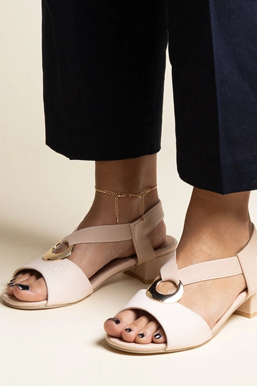 Bēšas uzvelkamas sandales ar bloka...