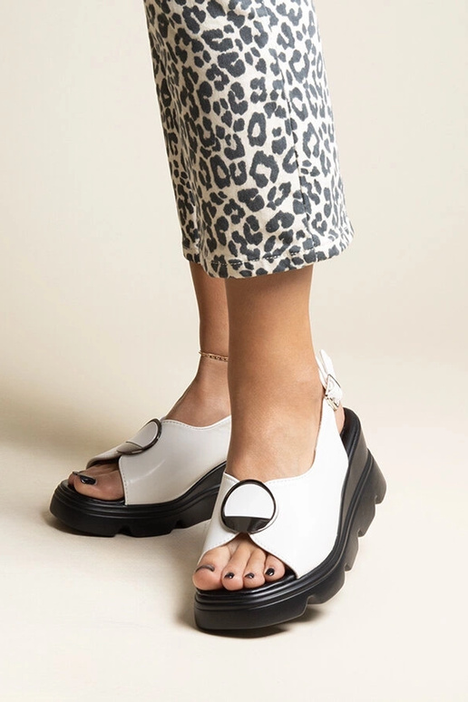 Bayley baltas sprādzes ķīļveida sandales