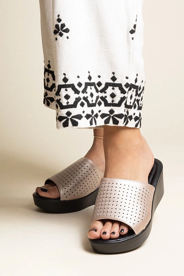 Zelta ažūra ķīļveida flip-flops eko ādas Garvin