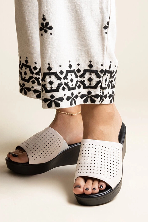 Baltas caurspīdīgas platformas čības...