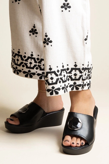 Melnas ķīļveida sandales ar...