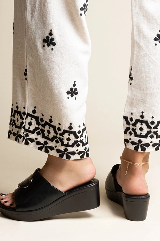 Melnas ķīļveida sandales ar sprādzi...