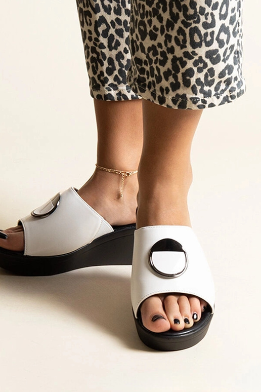 Baltas ķīļveida sandales ar sprādzi...