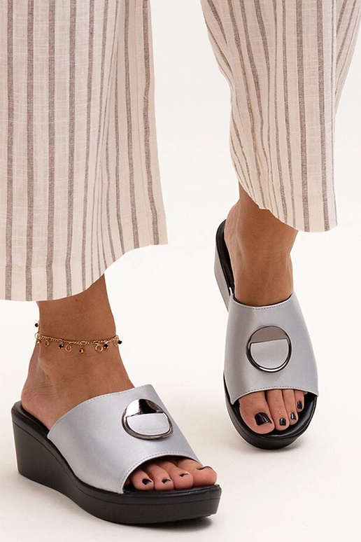 Sudraba ķīļveida sandales ar sprādzi...