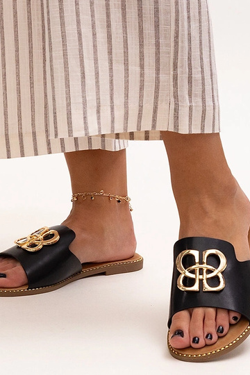 Melnas flip-flops, kas dekorētas ar Pērkina sprādzi