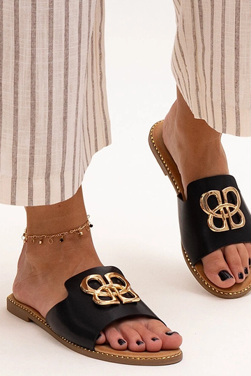 Melnas flip-flops, kas dekorētas ar Pērkina sprādzi 2
