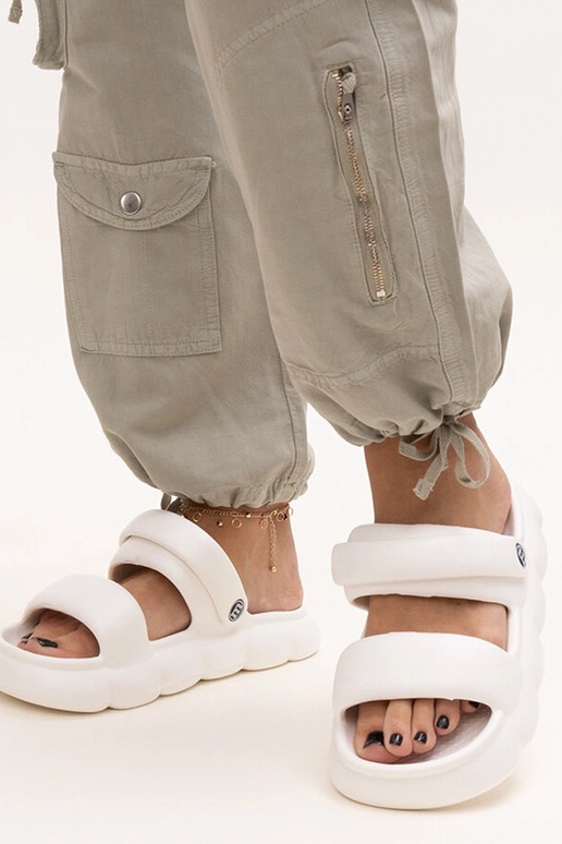 Azewda vieglas vienkrāsainas putu...