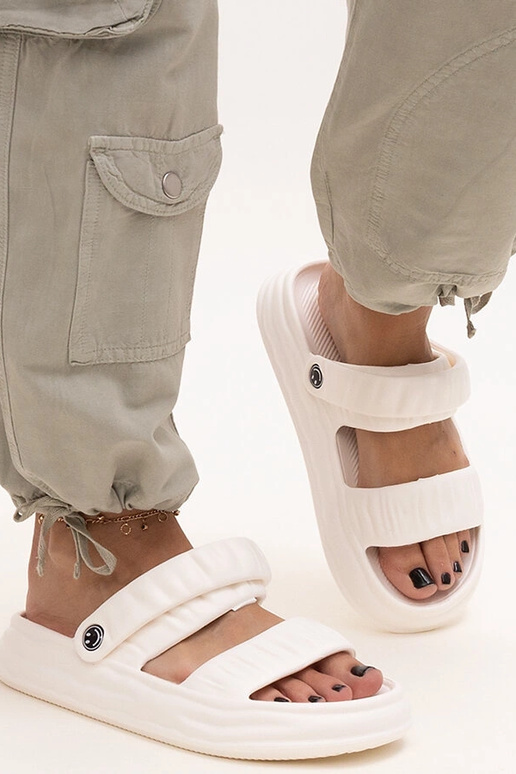 Baltas putu sandales ar krokām Coreia