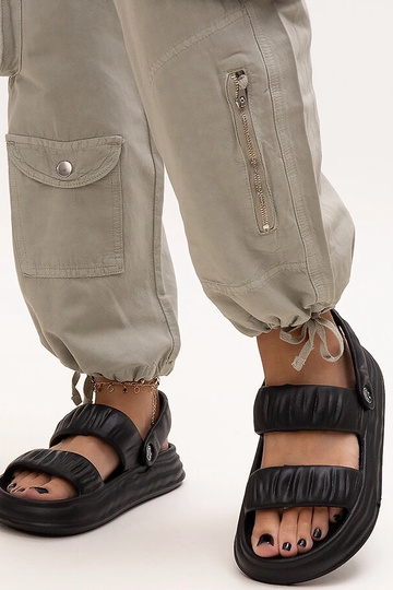 Melni piestiprināmas...