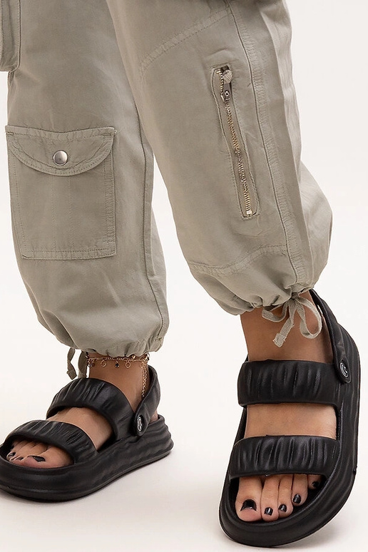 Melni piestiprināmas sandales ar...