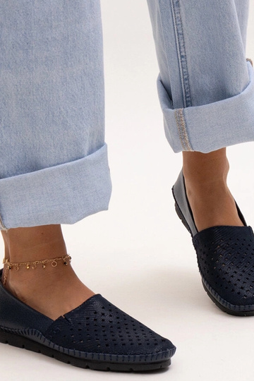 Tumši zili ādas puszābaki...