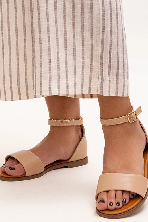 Bēšas sandales ar aizvērtu papēdi Sema