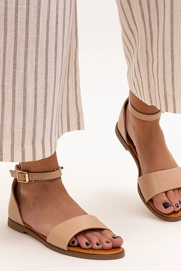 Bēšas sandales ar aizvērtu... 2