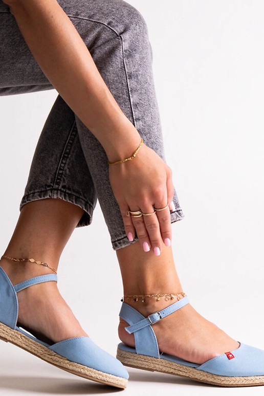 Zilas espadrilles ar atvērtu papēdi...