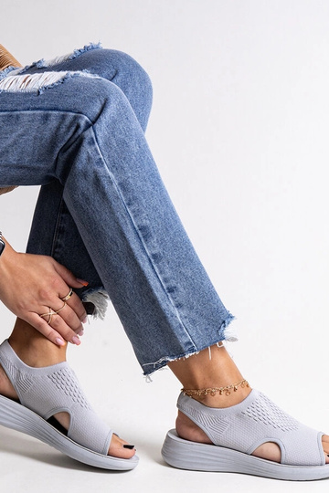 Pelēkas platformas sandales...