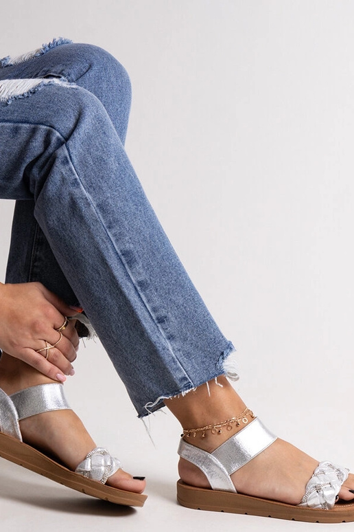 Aldona sudraba sandales