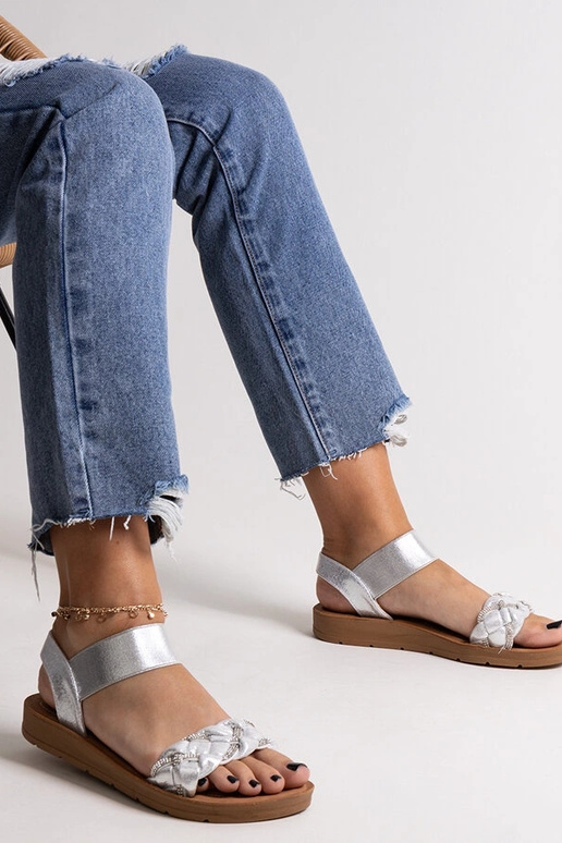 Aldona sudraba sandales