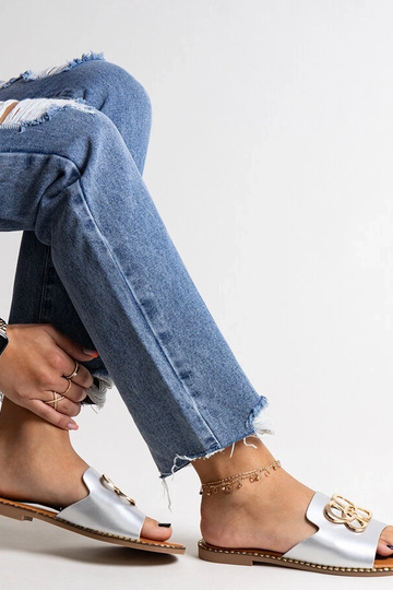 Sudraba flip-flops ar dekoratīvu sprādzi Safi