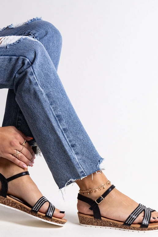 Melnas zemas sandales Saila