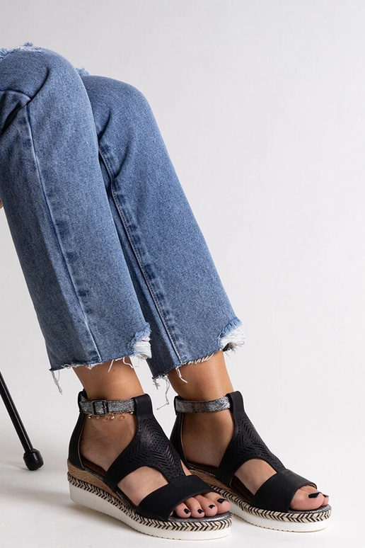 Melnas Tiuma zemā ķīļa sandales