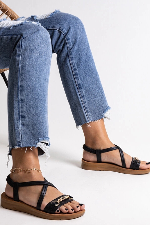 Melnas sandales ar zelta sprādzi...