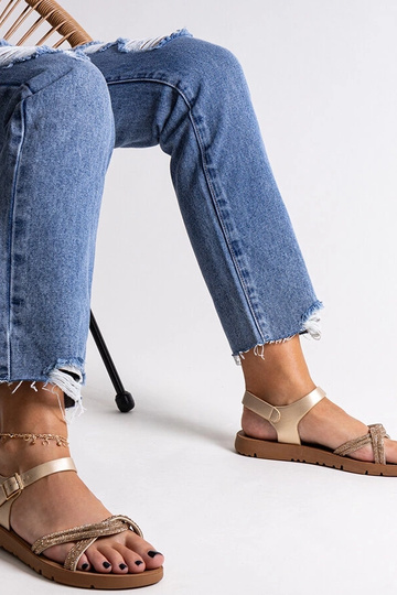 Zelta sandales, kas... 2