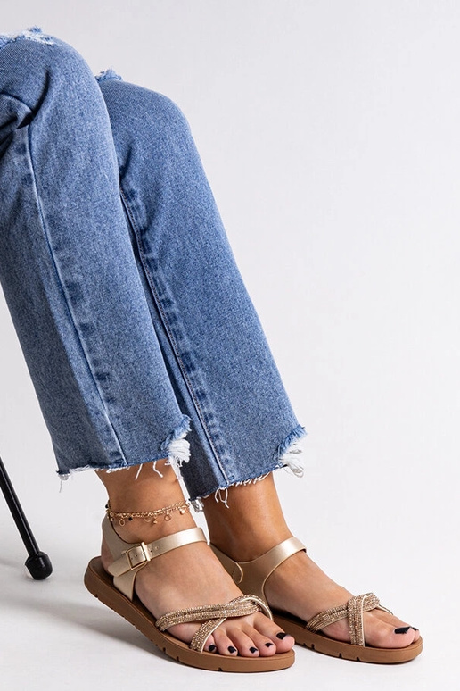 Zelta sandales, kas dekorētas ar...