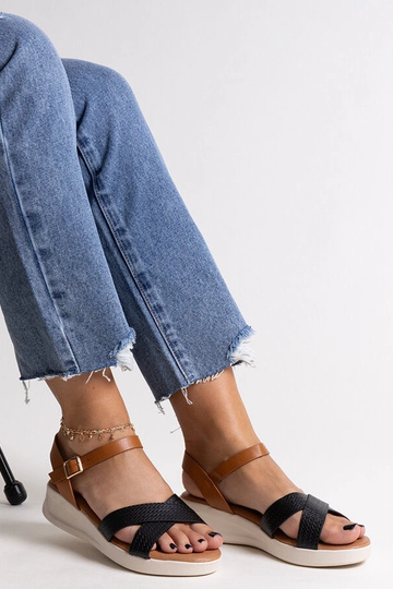 Melnas un brūnas Hakima...