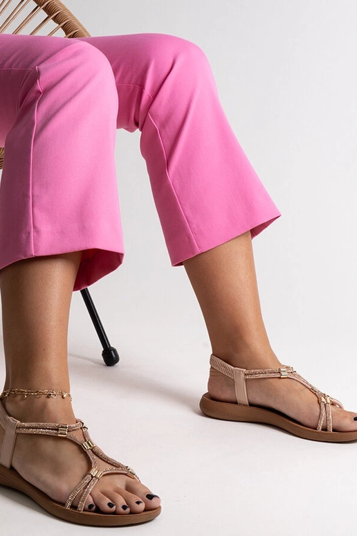 Bēšas sandales, kas dekorētas ar...