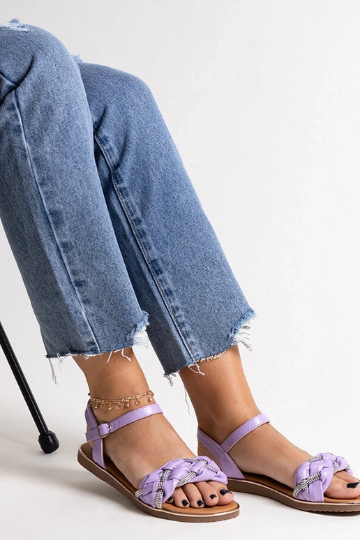 Violetas sandales, kas dekorētas ar...