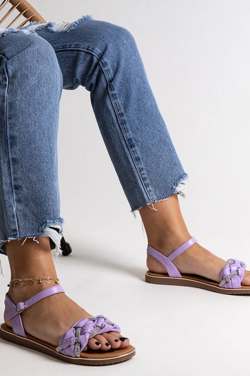 Violetas sandales, kas dekorētas ar...