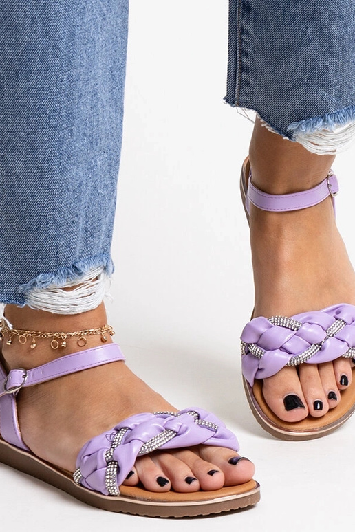 Violetas sandales, kas dekorētas ar...