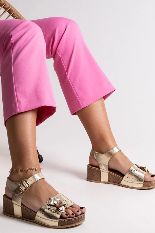 Zelta ķīļveida sandales ar Kifah ziedu