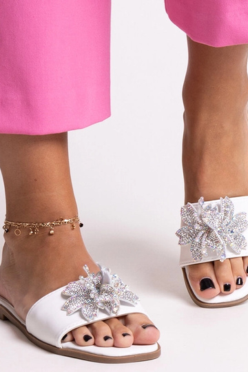 Baltas flip-flops ar...