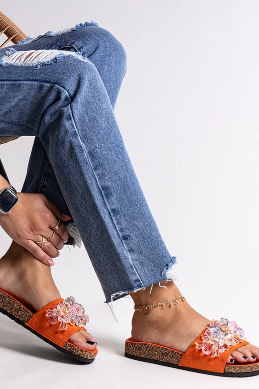 Oranžas flip-flops, dekorētas ar...