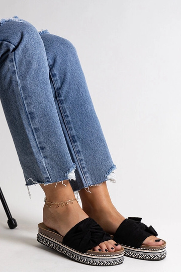 Masīvas melnas flip-flops...