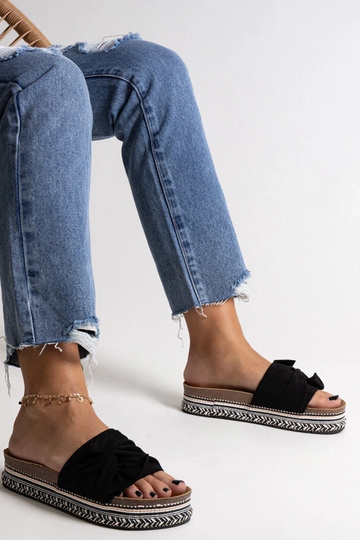 Masīvas melnas flip-flops ar dekoratīvām zolēm no Nibalie 2