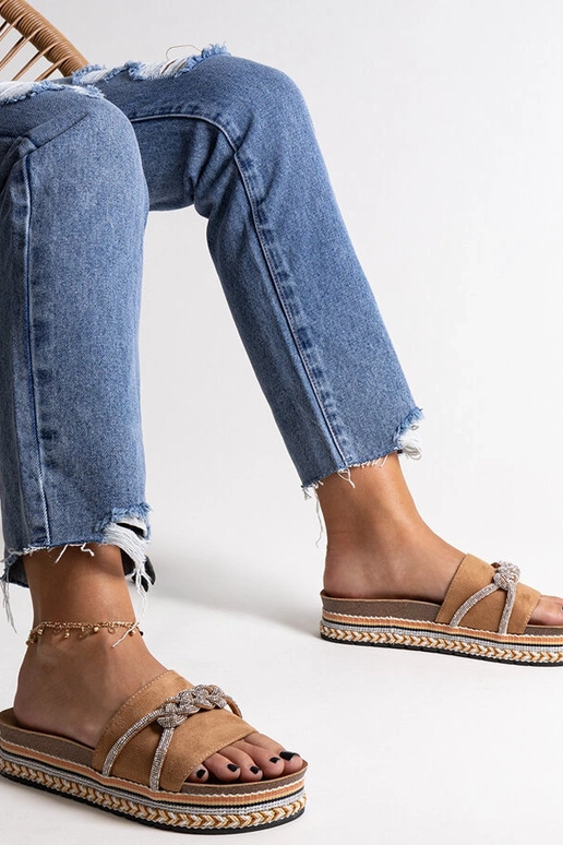 Brūnas flip-flops, kas dekorētas ar...