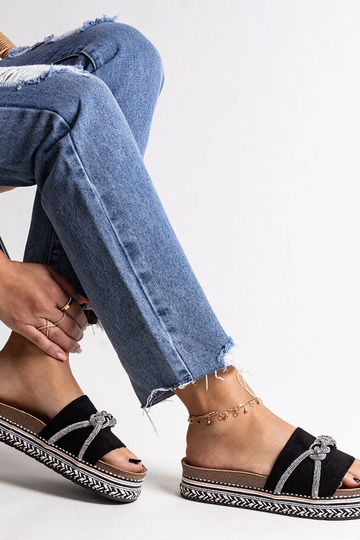 Melnas flip-flops, kas dekorētas ar Kamilian cirkoniem