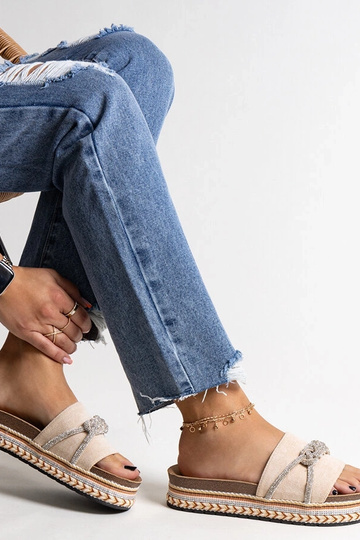 Bēšas flip-flops, kas dekorētas ar Kamilian cirkoniem 2