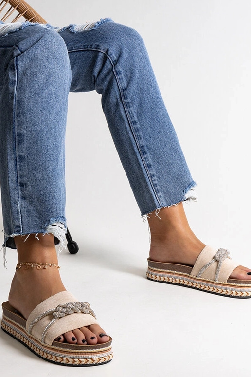 Bēšas flip-flops, kas dekorētas ar...