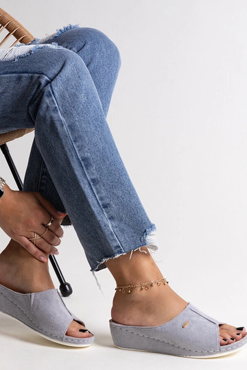 Pelēkas ķīļveida sandales...