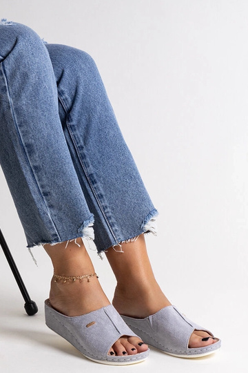 Pelēkas ķīļveida sandales... 2