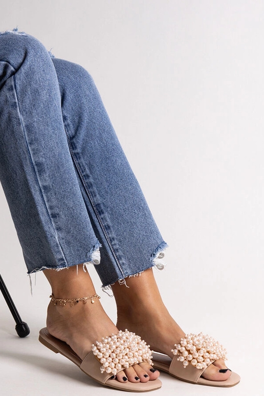 Bēšas flip flops, kas dekorētas ar...