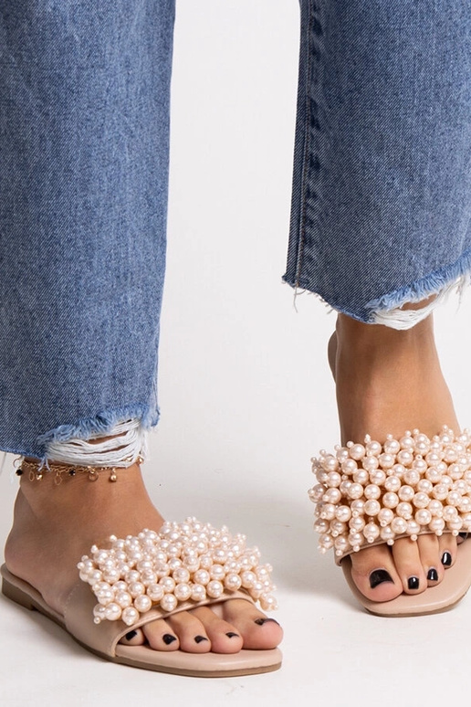 Bēšas flip flops, kas dekorētas ar...