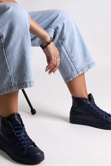 Tumši zilas augstas ažūras...