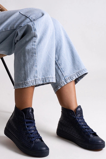 Tumši zilas augstas ažūras... 2