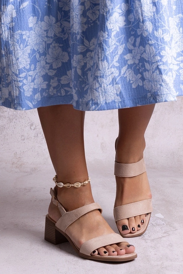 Bežīgas sandales uz papēža...