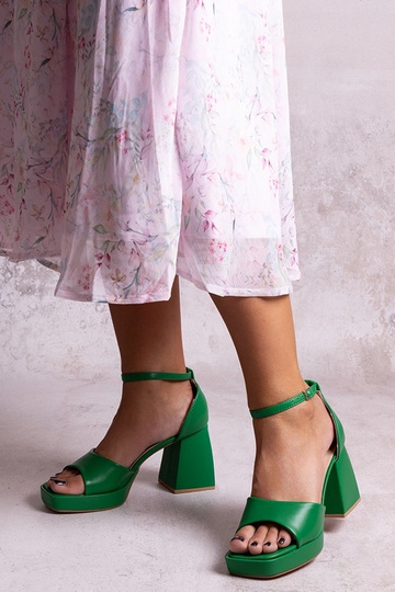 Zaļi sandales uz stabiņa Vesna