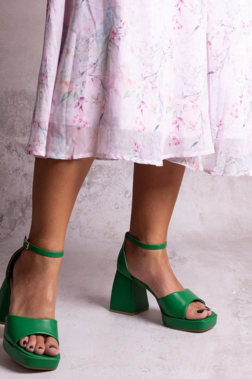 Zaļi sandales uz stabiņa Vesna 2